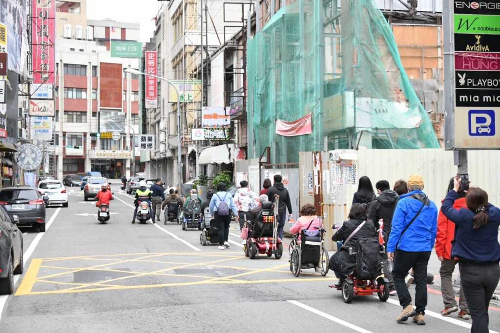 ▲體驗彰化市區無障礙設施建置情形與行的安全。（彰化縣議會提供）